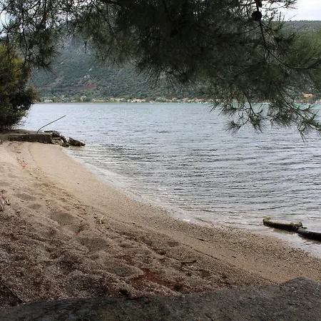 Beach House Lefkada 펜션 Yénion